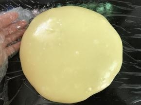 6、揉成光滑的面团后放入冰箱冷藏。