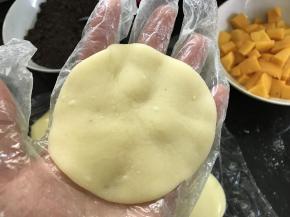 9、用擀面杖把小剂子擀成圆面片。