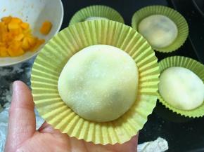 12、收口朝下放入纸托。