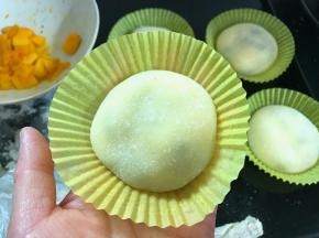 12、收口朝下放入纸托。