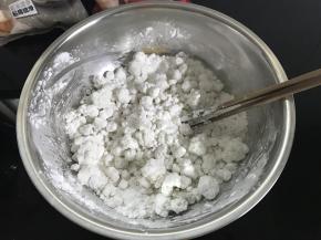 2、粘米粉、糯米粉和细砂糖混匀后慢慢地边加水边用筷子搅拌成粗粒。