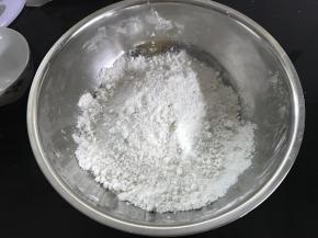 3、用手把粗粒尽量搓成小粒。