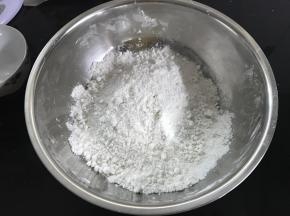 3、用手把粗粒尽量搓成小粒。