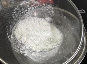 4、用粉筛过筛。