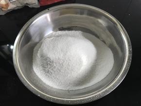 5、过筛后的米粉成细腻、松软状。