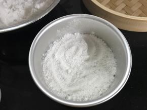 6、在模具中洒上一层过了筛的粉，要均匀、平整。