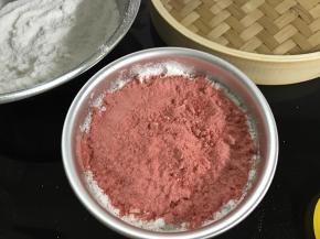 7、再撒上冻干草莓粉。