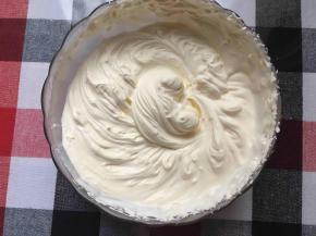 淡奶油加入细砂糖，打发全发状态