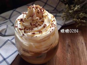 将淡奶油装入带有裱花嘴的裱花袋中，在杯子里慢慢转圈向上挤出，并在顶部零散装饰巧克力碎