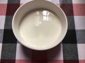 炼乳加入牛奶中混合均匀