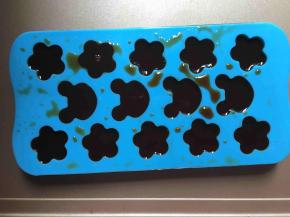 咖啡粉加入热开水搅拌均匀，放凉后倒入模具中（家里冰格不见了，只能用这模具代替）并放入冰箱冷冻成块