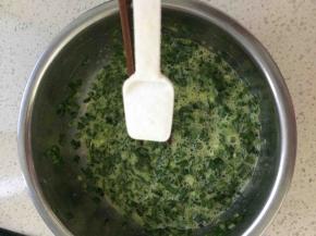 鸡蛋和韭菜搅拌均匀后加入适量盐和鸡精即可，也可以稍微来点十三香，馅料就准备好啦