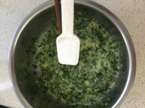 鸡蛋和韭菜搅拌均匀后加入适量盐和鸡精即可，也可以稍微来点十三香，馅料就准备好啦