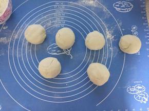 把醒好的面团取出（一般醒10-15即可）分成大小均匀的小面团备用