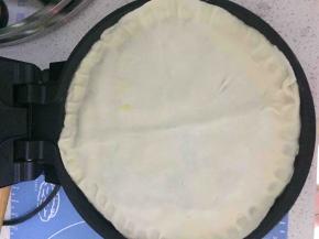 然后放入电饼档中，一面烙至金黄然后再开始翻面