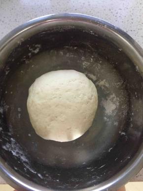 在面絮里加入一点点凉水边揉边加水，揉成柔软光滑的面团即可，然后盖上保鲜膜在一旁醒一下