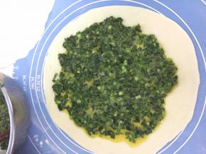 这个时候开始给饼皮上放入馅料，尽量放均匀些，不要放的太靠饼皮边上了