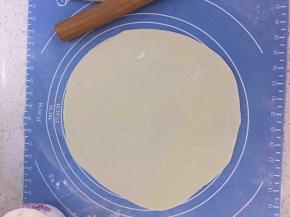 然后分别擀成差不多大小的圆，尽量薄薄的更好吃哦