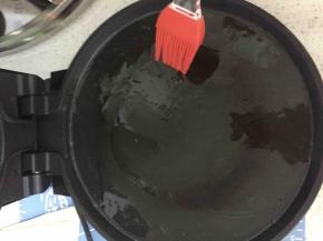 准备好饼皮后，可以开始准备电饼档啦，先加油预热