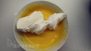 5.取1/3的蛋白霜加入到蛋黄糊中，用橡皮刮刀用翻拌的手法拌匀。
（这时候你可以看到，其实蛋白霜的状态是非常细腻有光泽的。这种状态是最佳的，很容易翻拌均匀。
手法：右手拿刮刀，左手转盆。刀从2点中位置入盆，刀刃垂直盆延直线穿到8点种位置，然后翻一下刀，将蛋糊翻上来。同时左手逆时针转盆。）