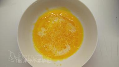 准备好原材料，蛋清蛋白分开，分别装入干净、无水、无油的打蛋盆中。
（在天气炎热的季节里，鸡蛋可以放入冰箱冷藏一两小时后再取出来使用。）