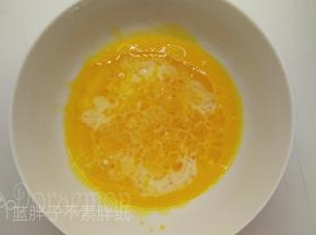 准备好原材料，蛋清蛋白分开，分别装入干净、无水、无油的打蛋盆中。
（在天气炎热的季节里，鸡蛋可以放入冰箱冷藏一两小时后再取出来使用。）