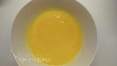 将蛋黄打散，加入牛奶和色拉油，一直将它们搅拌到表面有一层细腻的泡沫，即乳化完毕。
（我一般是画“Z“字”。一直搅拌到打蛋头划过之后，有纹路出现。乳化的过程我大概用了4分钟。乳化后的蛋黄糊，可减少油水分离，增加起泡力，使体积变大。与面糊混合，可以让蛋糕质地变得蓬松柔软。）