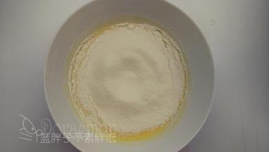 筛入低筋面粉。
（面粉一定要过筛！！！过筛后的面粉将会带入更多的空气，同时可以防止面粉受潮结块，更容易拌匀。）