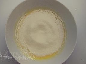 筛入低筋面粉。
（面粉一定要过筛！！！过筛后的面粉将会带入更多的空气，同时可以防止面粉受潮结块，更容易拌匀。）