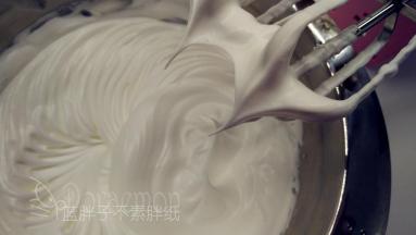 往蛋白中分3次加入糖粉，打至干性发泡。（首先，用打蛋器低速将蛋白搅打至起鱼眼泡，加入1/3的糖粉。接着，继续用电动打蛋器高速搅打，至蛋白体积膨胀1倍，再加入1/3的糖粉。然后，继续用电动打蛋器中速搅打，稍微出现纹路，加入剩余的1/3的糖粉。最后低速搅打，直至明显感到阻力，提起打蛋器时尖端是短而小的尖峰即可。）
（记得，搅拌盆和搅拌头之间不要留缝隙！不然蛋白就会搅打得不够均匀。并且，记得时不时用刮刀刮一下周边的蛋白霜，才能打出更稳定的蛋白霜。
同时也要注意不要把蛋白霜打的过于干硬，过于干硬的蛋白霜和面糊翻拌的时候你就会发现它们是结块的，这样比较难翻拌，翻拌的时间也会增多，那么就有可能造成消泡。）