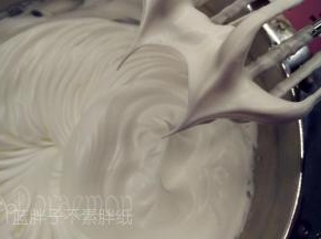 往蛋白中分3次加入糖粉，打至干性发泡。（首先，用打蛋器低速将蛋白搅打至起鱼眼泡，加入1/3的糖粉。接着，继续用电动打蛋器高速搅打，至蛋白体积膨胀1倍，再加入1/3的糖粉。然后，继续用电动打蛋器中速搅打，稍微出现纹路，加入剩余的1/3的糖粉。最后低速搅打，直至明显感到阻力，提起打蛋器时尖端是短而小的尖峰即可。）
（记得，搅拌盆和搅拌头之间不要留缝隙！不然蛋白就会搅打得不够均匀。并且，记得时不时用刮刀刮一下周边的蛋白霜，才能打出更稳定的蛋白霜。
同时也要注意不要把蛋白霜打的过于干硬，过于干硬的蛋白霜和面糊翻拌的时候你就会发现它们是结块的，这样比较难翻拌，翻拌的时间也会增多，那么就有可能造成消泡。）
