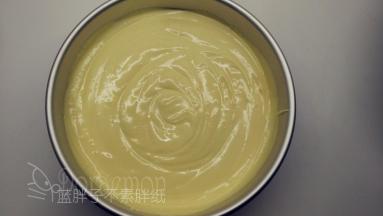 将面糊倒入模具中，用刮刀稍微抹平，再震两下。
（震动的时候不要太大力，防止跑进空气，适得其反。）