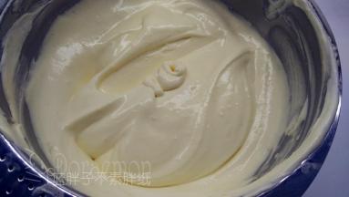 再倒回蛋白霜中，继续用橡皮刮刀用翻拌的手法拌匀，直至看不到一丝蛋白，面糊呈细腻光滑状。
（一定要翻拌均匀，否则蛋白霜比较多的地方就膨胀得厉害。）