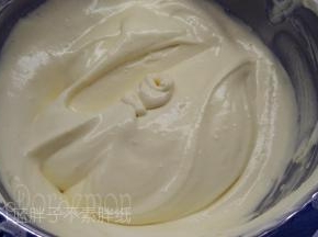 再倒回蛋白霜中，继续用橡皮刮刀用翻拌的手法拌匀，直至看不到一丝蛋白，面糊呈细腻光滑状。
（一定要翻拌均匀，否则蛋白霜比较多的地方就膨胀得厉害。）