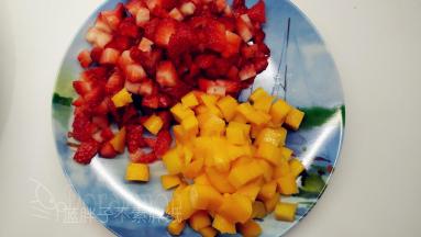 水果切成小丁。