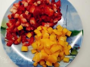 水果切成小丁。