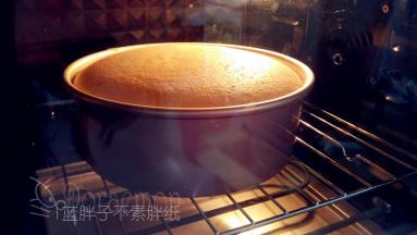 送入预热好的烤箱，上下火150℃，烤60分钟。
（想知道蛋糕有没有熟透，可以在烘烤快结束之前开烤箱门用手拍一下表皮，烤好的蛋糕里面明显就不动，按压之后有弹性，会回弹。）