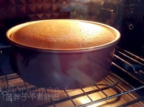 送入预热好的烤箱，上下火150℃，烤60分钟。
（想知道蛋糕有没有熟透，可以在烘烤快结束之前开烤箱门用手拍一下表皮，烤好的蛋糕里面明显就不动，按压之后有弹性，会回弹。）