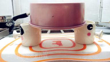 出炉后震两下，倒扣放凉。
（蛋糕刚出炉时，内部还非常热，通过摔一下之后，可以震出里面的热气，内部冷却下来，这样可以防止蛋糕塌陷。
倒扣最大的原因就是防止塌陷。我喜欢把蛋糕倒扣在两个碗中间，这样中间是空的，更利于热气的散去，同时更起到下拉的作用。）