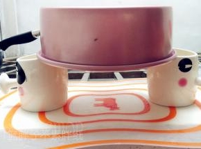 出炉后震两下，倒扣放凉。
（蛋糕刚出炉时，内部还非常热，通过摔一下之后，可以震出里面的热气，内部冷却下来，这样可以防止蛋糕塌陷。
倒扣最大的原因就是防止塌陷。我喜欢把蛋糕倒扣在两个碗中间，这样中间是空的，更利于热气的散去，同时更起到下拉的作用。）