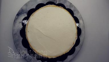 取1片蛋糕片铺在底部。取淡奶油放在蛋糕片上.
(用抹刀稍微抹平整，这里不需要抹得非常平，可以随意一点。)