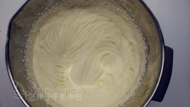 打发淡奶油，打发到出现纹路即可。第一、隔冰水打发。第二，打发淡奶油尽量低速打发，这样打发出来的奶油比较稳定，而且较为细腻。第三，抹面的淡奶油打到刚刚出现纹路即可，不要一下子打到裱花状态，这样很难抹平，而且在抹面过程中，抹刀与淡奶油摩擦会进一步打发，最后可能会打过头，变得粗糙。
（淡奶油提前倒入打蛋盆，连同打蛋器放入冰箱冷藏（夏天的时候这样做能保证低温，有助于淡奶油的打发）。