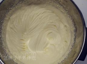 打发淡奶油，打发到出现纹路即可。第一、隔冰水打发。第二，打发淡奶油尽量低速打发，这样打发出来的奶油比较稳定，而且较为细腻。第三，抹面的淡奶油打到刚刚出现纹路即可，不要一下子打到裱花状态，这样很难抹平，而且在抹面过程中，抹刀与淡奶油摩擦会进一步打发，最后可能会打过头，变得粗糙。
（淡奶油提前倒入打蛋盆，连同打蛋器放入冰箱冷藏（夏天的时候这样做能保证低温，有助于淡奶油的打发）。