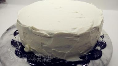 先用淡奶油将蛋糕胚四周和顶部涂抹上一层淡奶油，盖住蛋糕胚。