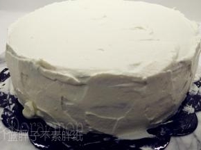先用淡奶油将蛋糕胚四周和顶部涂抹上一层淡奶油，盖住蛋糕胚。