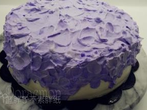剩下的淡奶油先舀出一半，加入两滴紫色色素，打发到裱花状态，取出一半。之后剩下的加入剩下白色淡奶油的一半，继续打发到裱花状态，之后一样取出一半。最后将剩下的白色淡奶油和紫色淡奶油混合，如此我们就得到了三个不同程度的紫色淡奶油。
（这里的淡奶油需要打发到裱花状态，但是记得不要打过了，变得粗糙。）