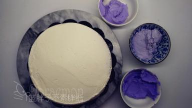 用勺子背沾上淡奶油随意地涂抹到蛋糕上面，三种颜色随意交替着涂抹。