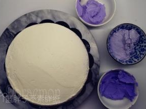用勺子背沾上淡奶油随意地涂抹到蛋糕上面，三种颜色随意交替着涂抹。