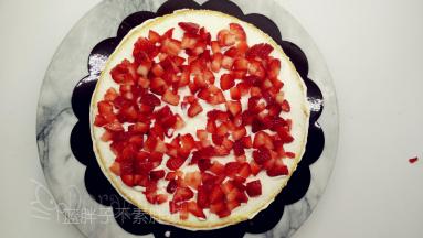 均匀放上水果丁。
（记得四周和中间留一点空位，这样蛋糕切开的时候才不会散开。）