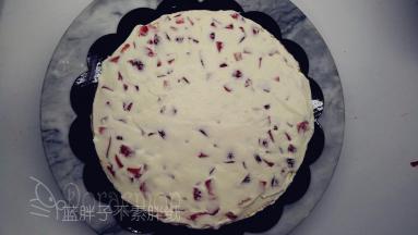 再取适量淡奶油覆盖在水果上，抹平。接着盖上第2片蛋糕片，覆盖时记得一定要和第一片蛋糕片的边缘对齐。如此反复，直至3片蛋糕片都搞定。